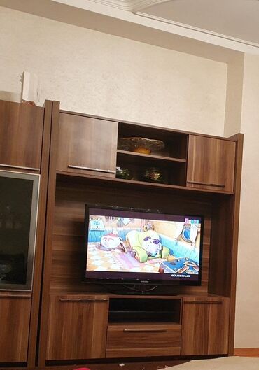 Rəflər: Düz TV altlığı, Polkalı, Laminat