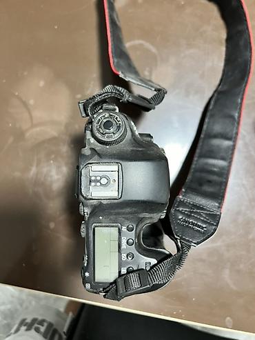 digital camera: Фотоаппарат Canon EOS (зеркальная камера серии 5D) с широкоугольным — 5