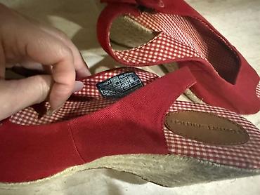 Basanoşka və səndəllər: Tommy Hilfiger qadın sandaleti – kətan materiallı, qırmızı rəngdə — 1