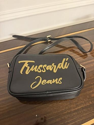 trussardi: Trussardi Jeans çiyin çantası - Rəng: qara, ön hissədə qızılı — 1