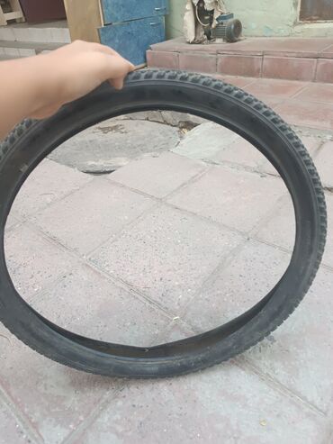 Velosiped üçün təkər. Qara rəngli, dişli səthə malikdir. Yaxşı yol