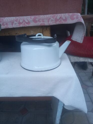 Наборы посуды: Набор разнообразной кухонной утвари, включающий эмалированные — 10