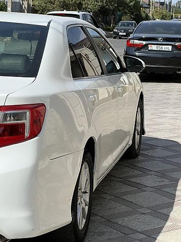 byd e2 2024: Toyota Camry: 2013 г., 2.5 л, Автомат, Гибрид, Седан — 9