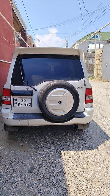 bez kraska aletleri: Mitsubishi Pajero iO (GDI) – ağ rəngli, 5 qapılı kompakt SUV — 2