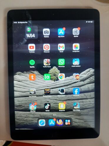 Noutbuk və netbuklar: Apple tərəfindən istehsal olunan iPad (5-ci nəsil) planşeti. Bu model