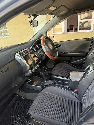 in car: Honda Fit: 2002 г., Автомат, Бензин, Хэтчбэк — 4