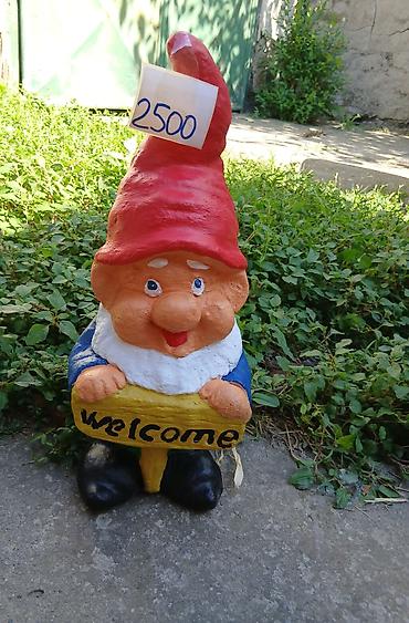 Baštenski patuljak „Welcome“ - Dekorativna figura patuljka sa tablom