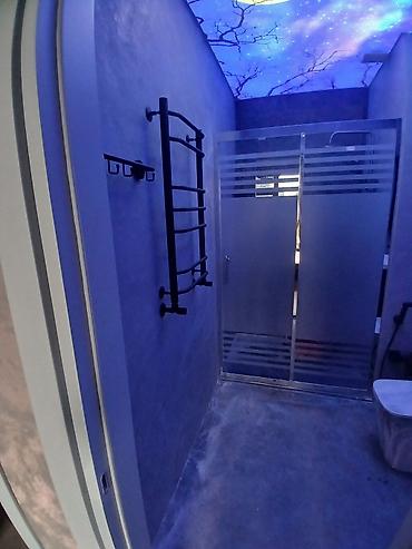 Duş kabinaları, arakəsmələr: Yeni Arakəsmə, Künc üçün, Pulsuz çatdırılma — 25