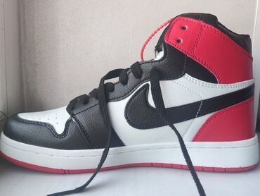 беговые кросовки: В наличии только 1 пара, 40 размер. Кросовки Nike Air Jordan 1 High