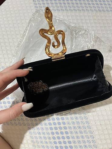 crne satenske pantalone: Elegantna večernja torbica – crni pliš sa zlatnim kopčanjem u obliku — 2