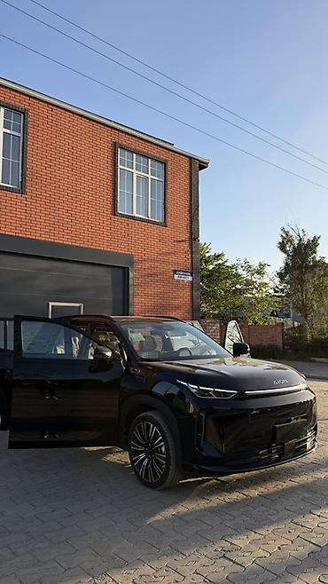 GAC: Черный кроссовер/внедорожник с просторным салоном и бежевой кожаной — 30