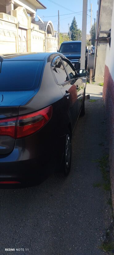 Kia: Kia Rio sedan - Korpus: 4 qapılı sedan, tünd qəhvəyi rəng - Kuzov — 4