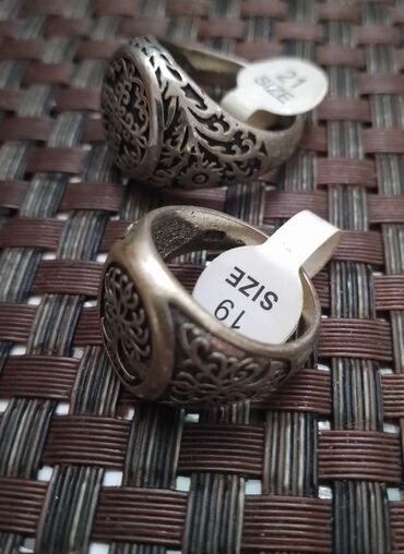 Üzüklər: Kişi üzükləri poladdan, gümüşdən hec seçilmir. Giyməti bir ədədinə — 2