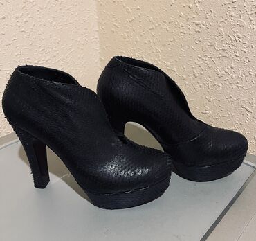 продаю женскую обувь: Ботинки и ботильоны 36, цвет - Черный