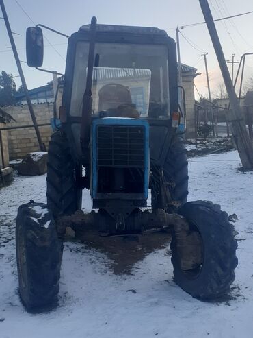 Traktorlar: Mavi-qara kabinəli kənd təsərrüfatı traktoru. Xüsusiyyətlər: - — 4