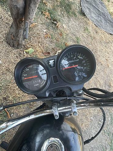 elektrikli skuterler m4 max: Qara rəngli yüngül motosiklet Texniki və dizayn xüsusiyyətləri: - Ön — 3