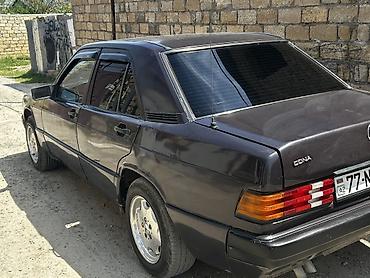 prius teker: Mercedes-Benz 190: 2 l | 1992 il Sedan — 1