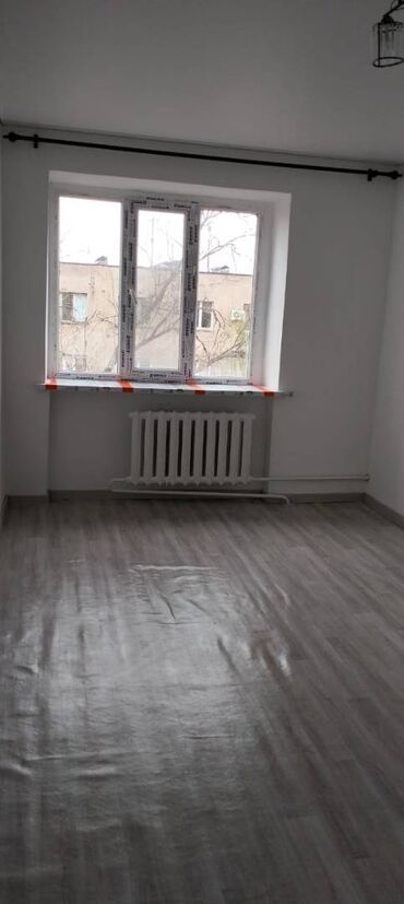 продается цокольное помещение алматинка магистраль: 1 бөлмө, 17 кв. м, Жатакана жана мейманкана түрүндө, 4 кабат, Косметикалык ремонт