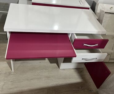 Stolovi: Na prodaju radni stolovi, u dve različite boje Dimenzije crnog radnog — 7