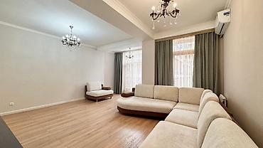 center: For rent spacious 3 bedroom apartment at Toktogul 140 / Togolok Moldo — 1