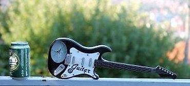 Gitare: Fender Stratocaster Zidni Sat. Fender Stratocaster Zidni Sat. Dužina — 10