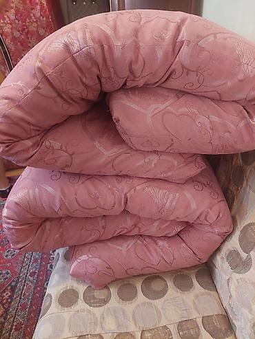 duymə: - Yumşaq yorğan: Açıq çəhrayı rəngli, ornamentli parçadan tikili — 1