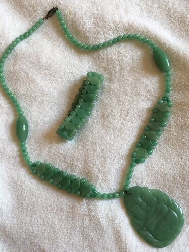 полудрагоценные камни: Набор из натуральных украшений зелёного цвета : колье и браслет для