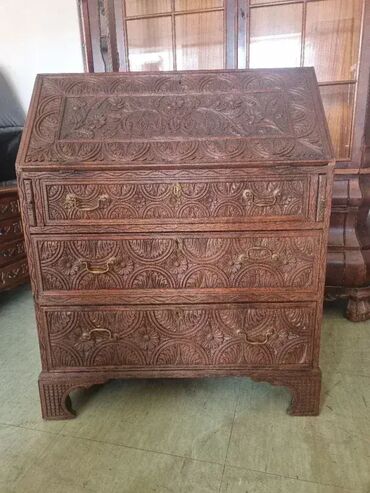 Stilski radni stolovi: Sekreter rucni rad duborez u odlicnom stanju. Visina105 cm Sirina83cm na lalafo.rs — 4 Stilski radni stolovi: Sekreter rucni rad duborez u odlicnom stanju. Visina105 cm Sirina83cm — 4