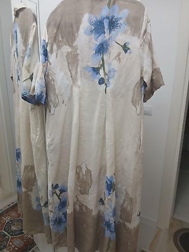 teget lanene pantalone: Dugačka košulja/haljina od laganog lana sa akvarel printom - Model — 1