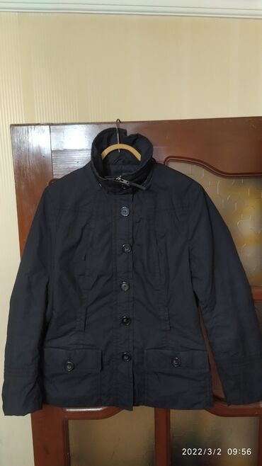 Gödəkçələr: Черная куртка- размер 40 в хорошем состоянии.Материал не промокаемый