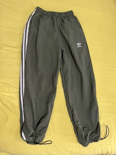 qaqa şalvarı: Adidas Originals trefoil loqolu idman şalvarı - Rəng: zeytun/xa ki