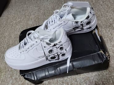 черные форсы: Белые кроссовки Nike Air Force 1 Low с низким профилем. Модель