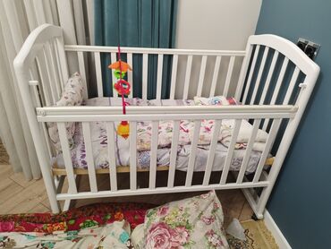 Детские кровати: Манеж подарили не пользовались почти новый с матрасом