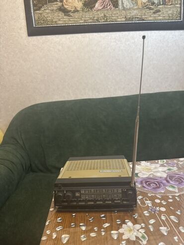 CD, DVD disklər və kassetlər: Sovet dövrünə aid portativ radio-qəbuledici. Xüsusiyyətlər: - FM/AM