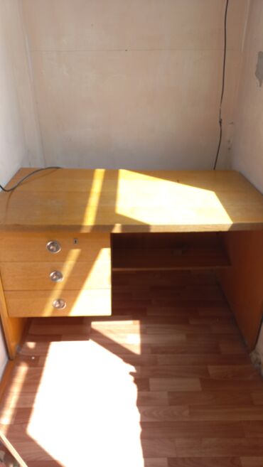 реставрация письменного стола: Стол, цвет - Бежевый, Б/у