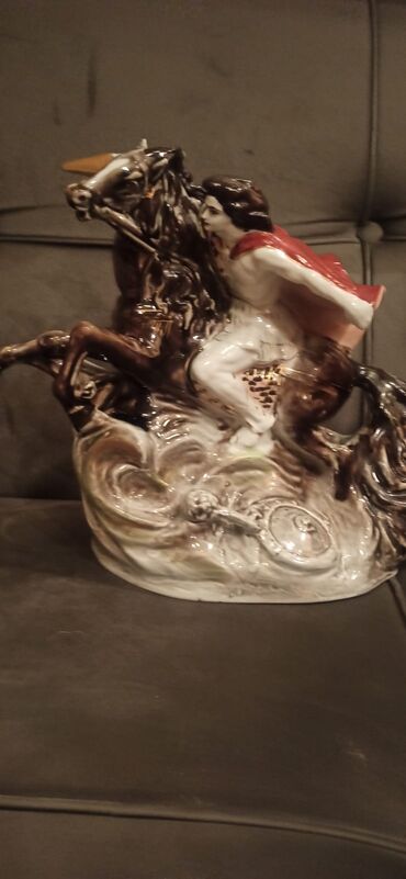 Qədim tikiş maşınları: Məhsul: Singer mexaniki tikiş maşını (antik model) Xüsusiyyətlər: - — 25