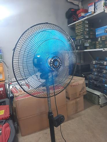 table fan: Напольный вентилятор с большим диаметром решётки и 5 синими лопастями — 3