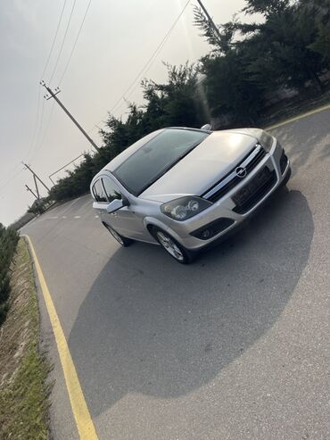 Opel: Opel Astra H – 5 qapılı hetçbek, gümüşü rəng. - Kuzov: kompakt — 3