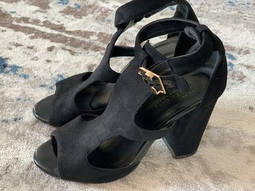 обувь женская 40: Туфли 37, цвет - Черный