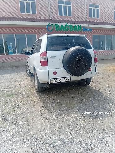 mini cooper 2009: Ağ rəngli kompakt SUV avtomobil. 5 qapılı кузов quruluşuna malikdir — 3