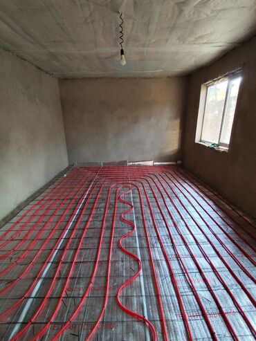 Водяные тёплые полы: Элементы системы водяного теплого пола, включающие красные трубы — 6