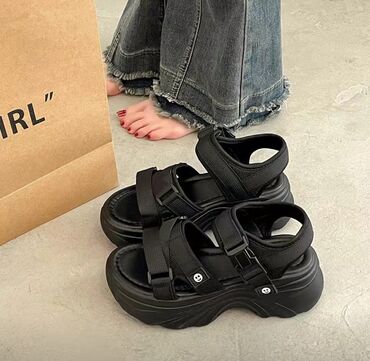 кроссовки для девочек: Продаю