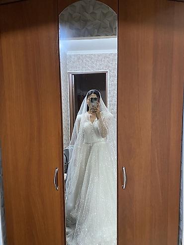 бальные платье: Пышное свадебное платье A‑silhouette с длинным шлейфом и мерцанием по — 4