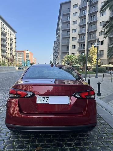 prado satisi: Nissan Versa (yeni nəsil) sedan – al qırmızı rəngli, şəhər üçün ideal — 2