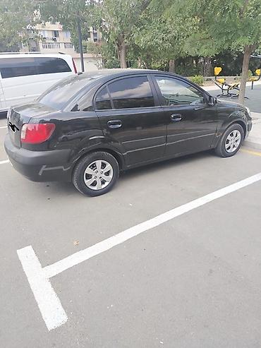 kia rio farası: Kia Rio sedan – qara rəng, kompakt və qənaətcil şəhər avtomobili — 5