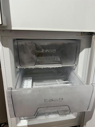 mini refrigerator: Холодильник SHIVAKI, двухкамерный, белый цвет. Нижняя морозильная — 5