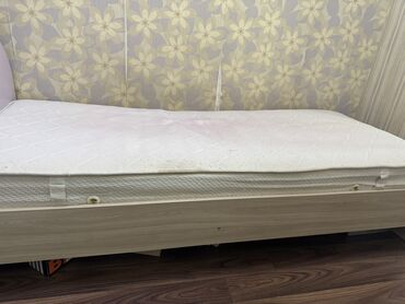 односпальные кроватки: Односпальная кровать. 
2 штуки по 3500
Без матраса