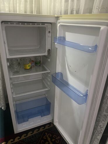 холдильники: Холодильник Biryusa, Б/у, Двухкамерный