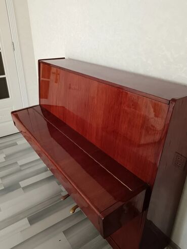 Pianolar: Akkustik piano – şaquli model (upright). Gövdə parlaq cilalı tünd — 2