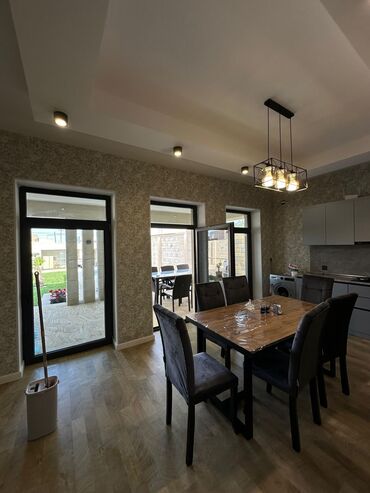 Hovuzlar: Hovuz olan həyət evi. Ərazidə istirahət üçün günəş çarpayıları, stol — 10